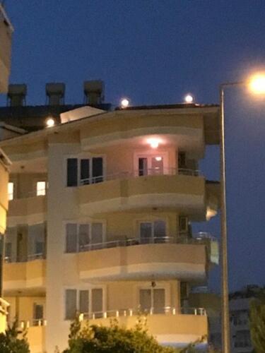 Vores balkoner med lys (bygningen er siden malet i en blå farve)